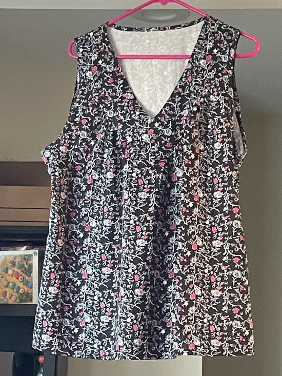 Temu Tops - XL Temu Black Floral V-Neck Sleeveless Blouse with Pink Accents